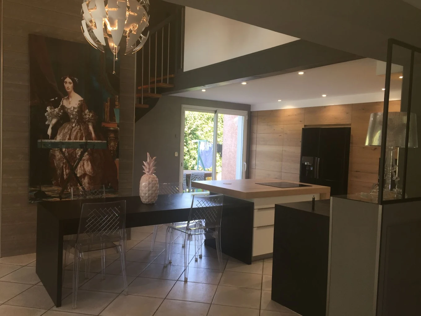 Cuisine ouverte avec verrière atelier et plafond tendu blanc
