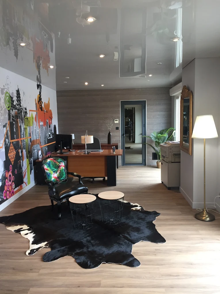 Bureau professionnel rénové avec plafond tendu noir laqué